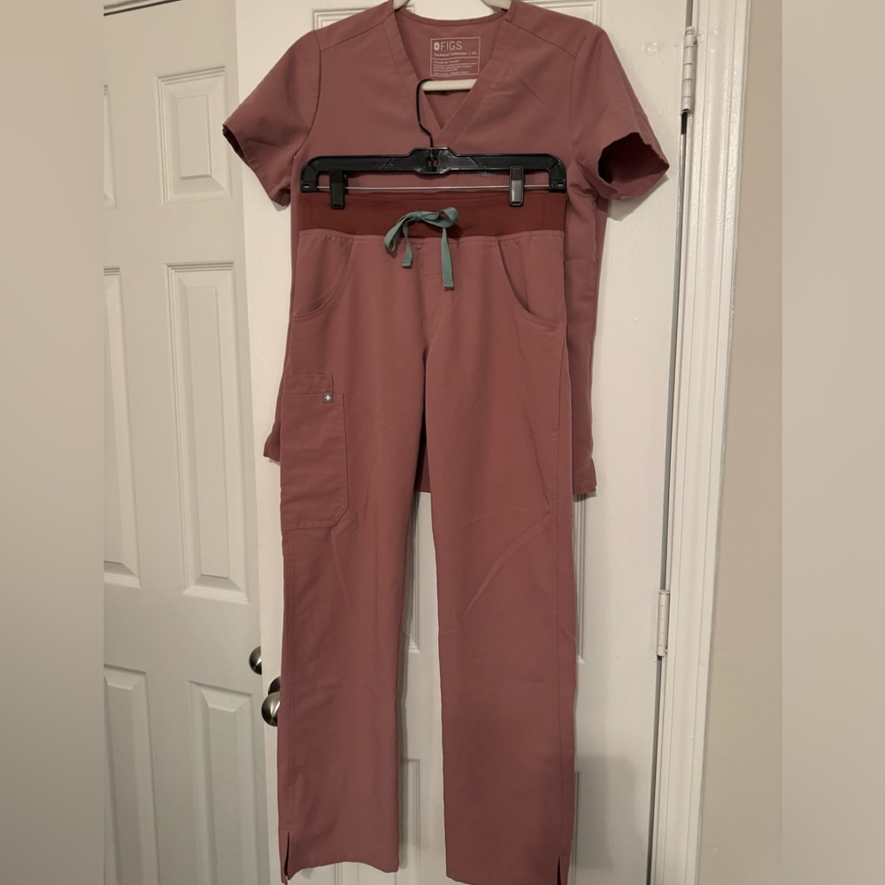 Figs MINERAL MAUVE scrub set. One pocket top XS. Kade cargo pant XS. Like new🌸